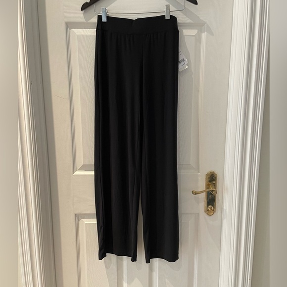 Woman’s wide leg stretchy pants - Picture 2 of 4